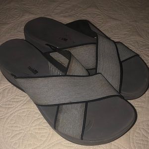 Clarks 15906 Black/White Criss Cross Sandals size 7